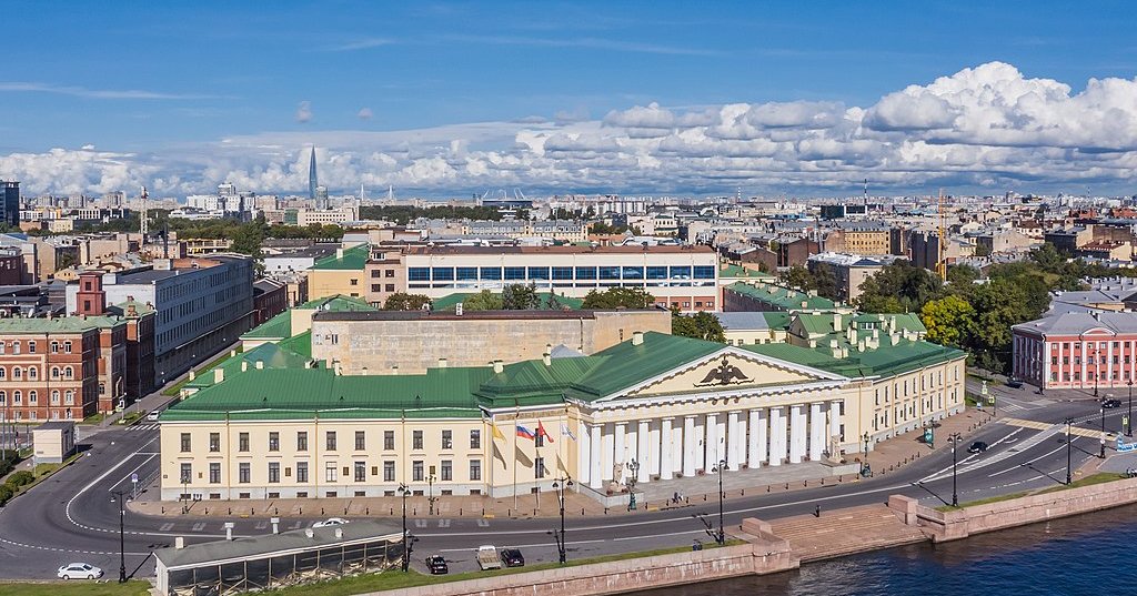 В России первый вуз начнет учитывать средний балл аттестата наравне с ЕГЭ