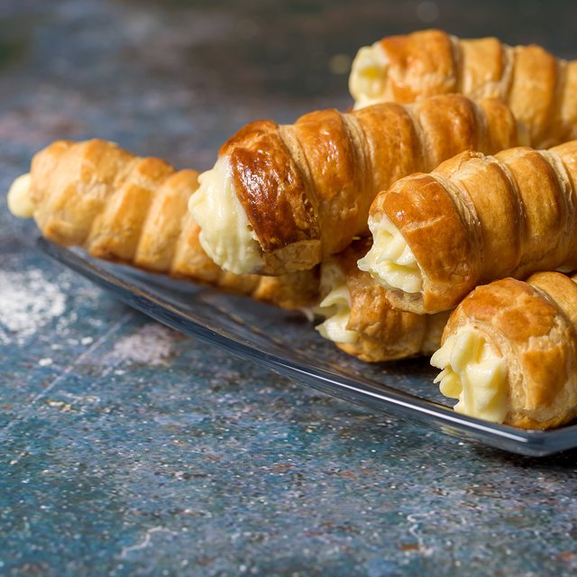 Слоеные трубочки с кремом за полчаса: их смогут приготовить даже подростки