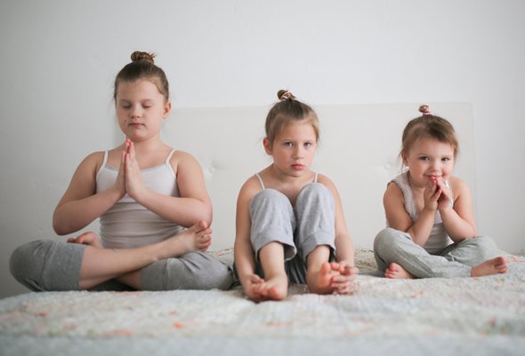 «Был период, когда я варила пятилитровые кастрюли борща»: мама троих дочерей — про мифы о многодетности