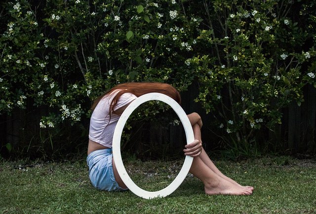 Мне 14, и я постоянно проваливаюсь в грусть и апатию. Не могу так жить. Что со мной?