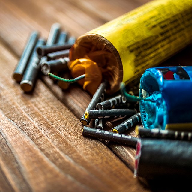 На улицах постоянно взрывают петарды. Это законно?