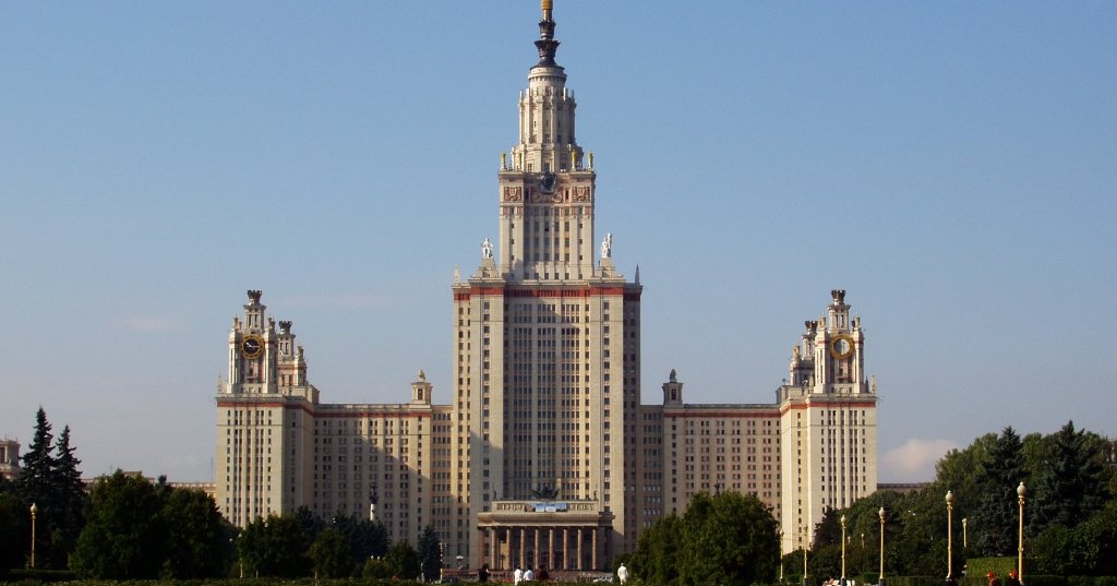 Moscow state university is the oldest. Москва высотка МГУ. МГУ высотка Ломоносов. Высотка МГУ – самое большое в мире здание университета.. МГУ 16 9.