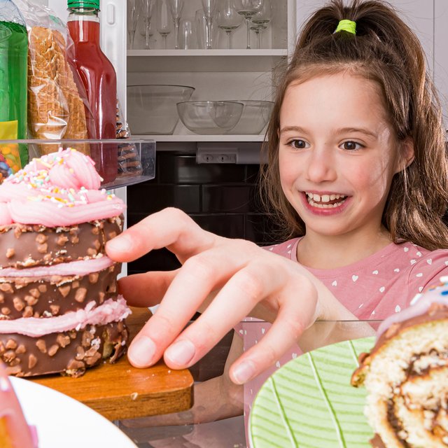 Почему дети так любят сладкое? Нужно ли отучать их от этого?