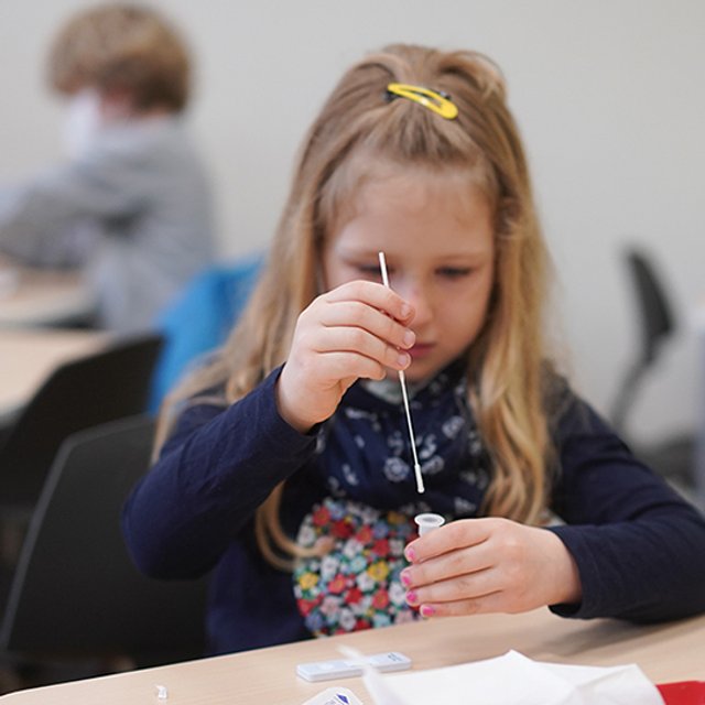 "Мы сами делаем себе тесты": как тестируют на коронавирус в школах разных стран