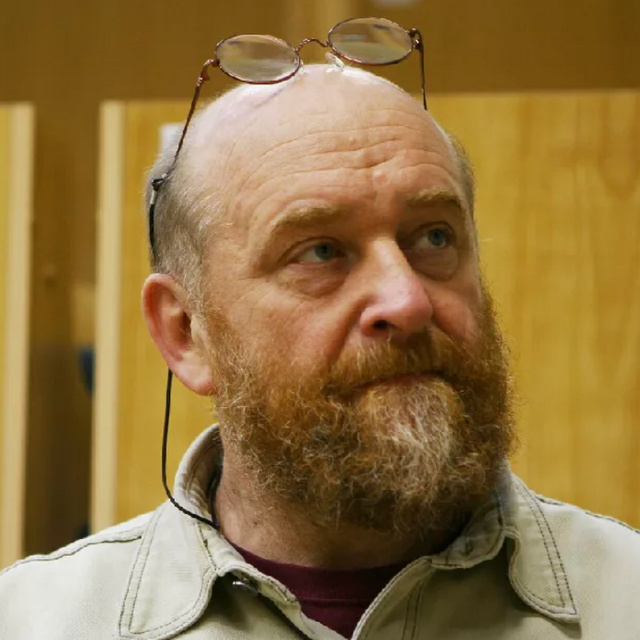 Суд заочно арестовал бывшего учителя МЦХШ Виктора Елизарова, обвиненного ученицами в педофилии