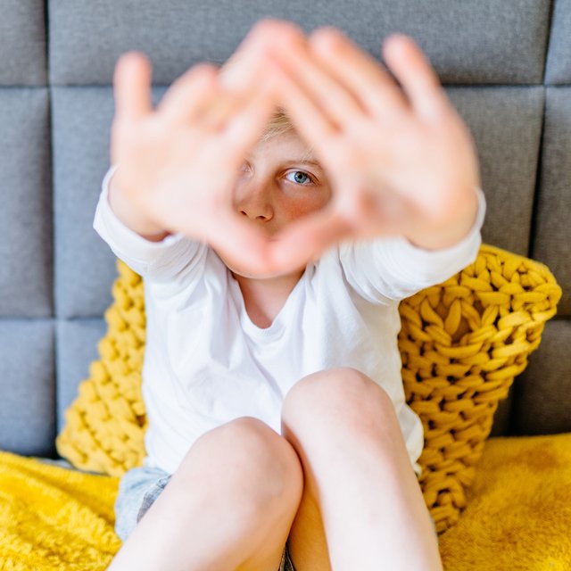 Ребенок в 9 лет отказывается гулять и всё время сидит дома: что делать?