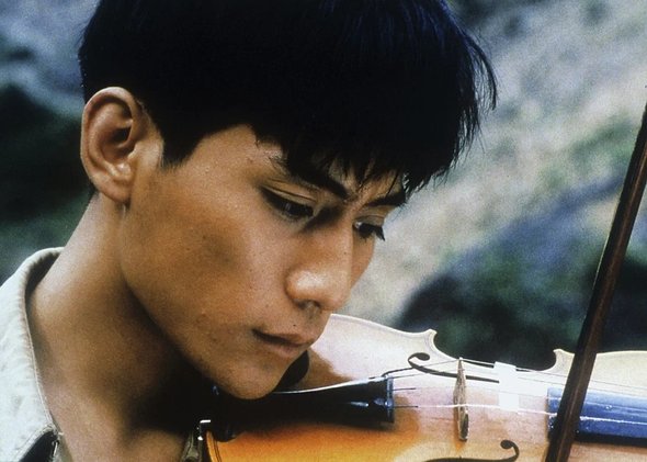 Антиутопии, которые нужно читать с подростками: выбор филолога. Кадр из фильма «Бальзак и портниха-китаяночка», 2002