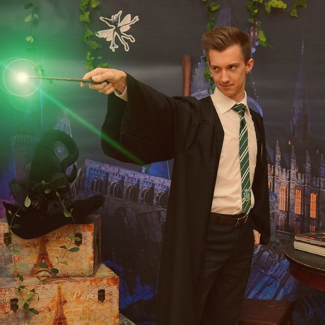 «Понял, что детям нужна разрядка»: зачем учитель химии ведёт уроки в мантии из «Гарри Поттера»