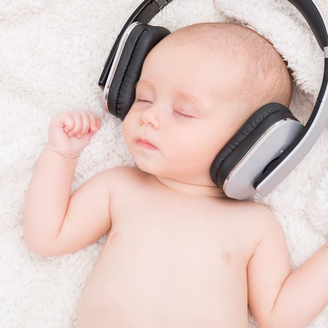 Не опасно ли включать ребенку белый шум для засыпания?