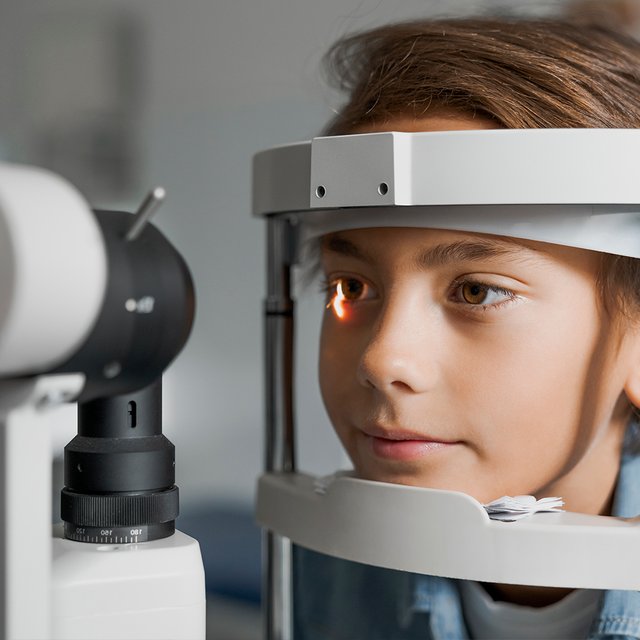 Как понять, что ребёнок стал хуже видеть, и ещё 7 вопросов офтальмологу перед школой