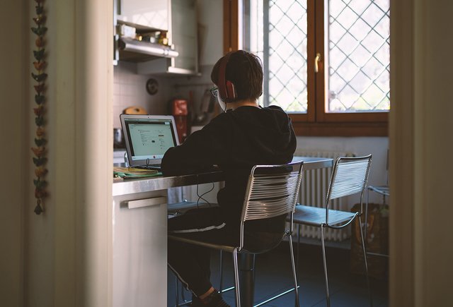 «Мы несёмся как локомотивы, но не достигаем цели!». Как педагоги оценивают результаты дистанционки