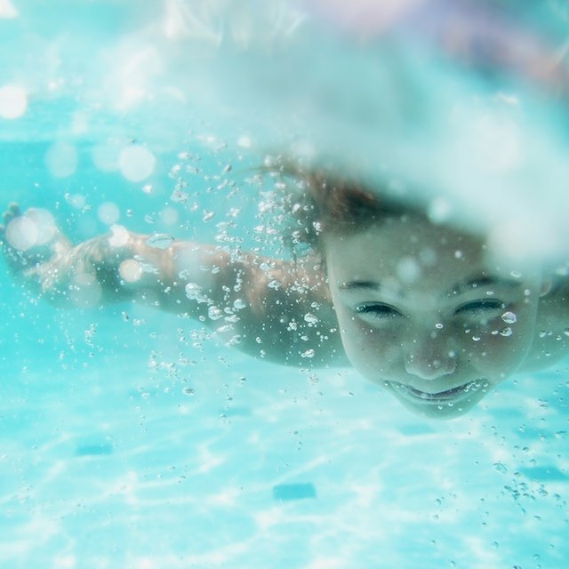 Как выбрать пляж для купания с ребёнком и обезопасить его на воде: инструкция для родителей