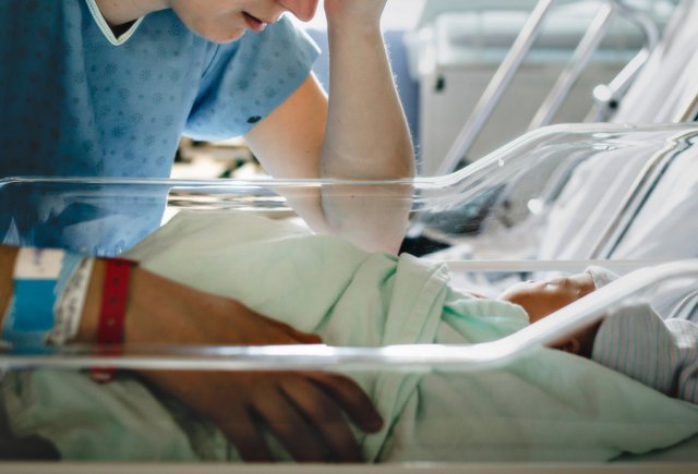 Я родила ребенка, но сомневаюсь, что смогу его обеспечить: как мне отказаться от родительских прав?