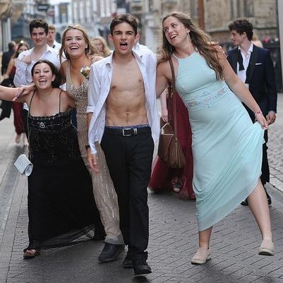 Салюты, шампанское и купание в реке: как студенты Кембриджского университета отметили окончание экзаменов