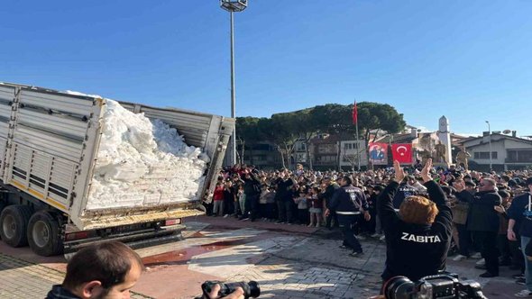 самосвал снега