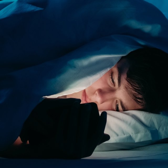 Вo Франции хотят запретить детям младше 15 пользоваться соцсетями