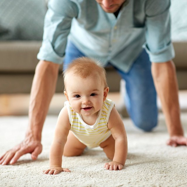 Ещё не сидит, но уже ползает. Это нормально? Что нужно знать о моторике детей до года