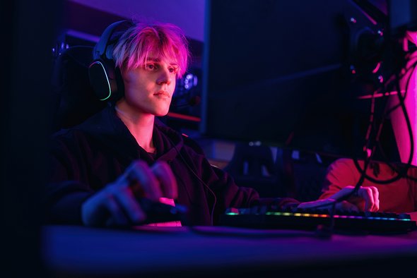 Парень подросток играет в игры в компьютерном клубе. Гейм-дизайнер. 5 IT-направлений для ребенка, который не дружит с математикой