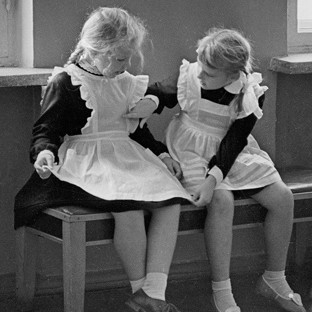 «Я в чужом уродливом фартуке, растрёпанная и в спущенных колготках»: 13 смешных историй о школьной форме