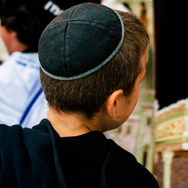 «Я пропустил все алкогольные вечеринки — уже успех»: бывший воспитанник еврейского детского дома – о жизни вдали от семьи