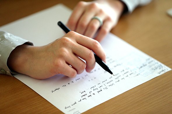 Школьник во время проведения единого государственного экзамена по иностранному языку. Самый полный гид по ЕГЭ-2025: расписание, минимальные баллы и нововведения в КИМах