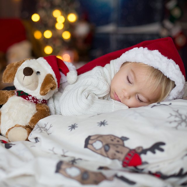 8 лайфхаков, как уложить ребёнка спать в новогоднюю ночь (да, это реально!)