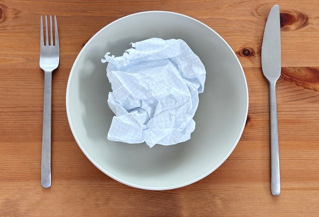 Ребенок ест бумагу: опасно ли это и что делать родителям?