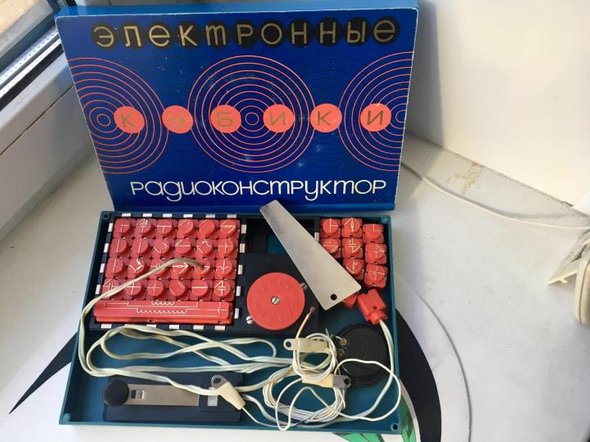 Советский радиоконструктор «электронные кубики» позволял собрать радиоприемник, не используя паяльник, растворы для травления плат и т. д.