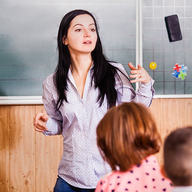 Классное руководство, ЕГЭ и проверка тетрадей: за что не платят учителю в школе (хотя должны)
