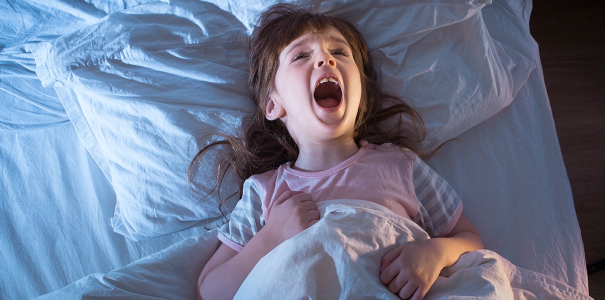 Что делать, если ребенок боится спать один в комнате