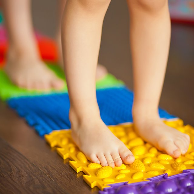 «Супинатор — это костыль. Он не лечит плоскостопие». Ортопед — о детской обуви, косолапости и батутах