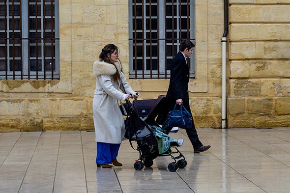Мари и Коломбо на похоронах Эмиля Солей. Подозреваемые — бабушка и дедушка. Запутанное дело о пропаже двухлетнего Эмиля Солей, которое не могут раскрыть третий год