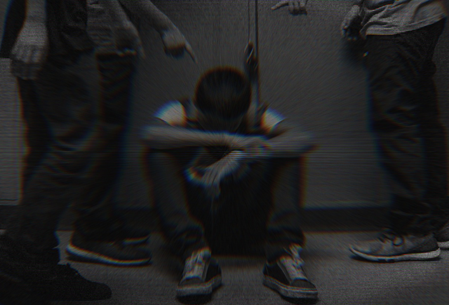 Трое подростков пытались окунуть семиклассника в унитаз. Они хотели стать популярными блогерами