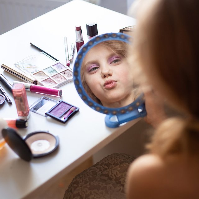 Внучка в 3-м классе ходит в школу накрашенная! Ее мама и учитель как будто не замечают. Что с этим делать?