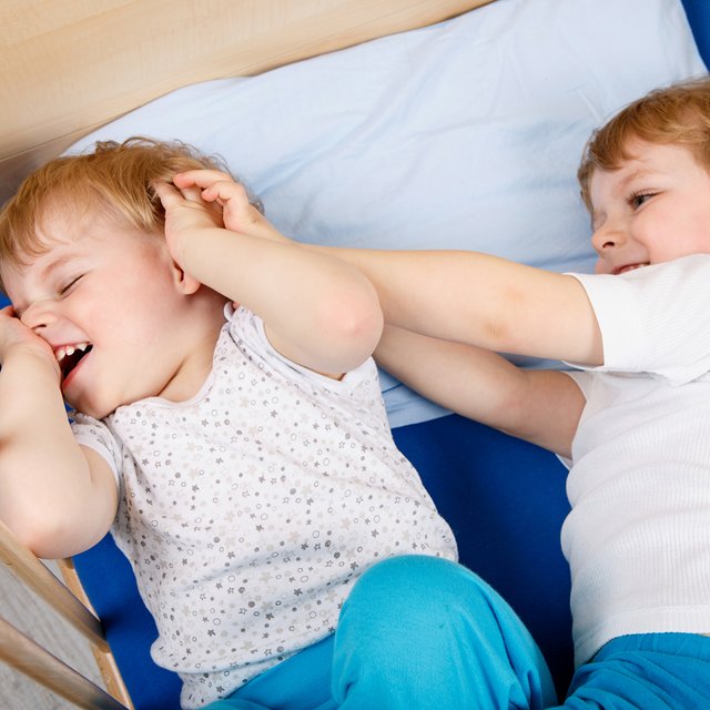 Старший ребёнок постоянно бьёт и обижает младшего: что делать родителям