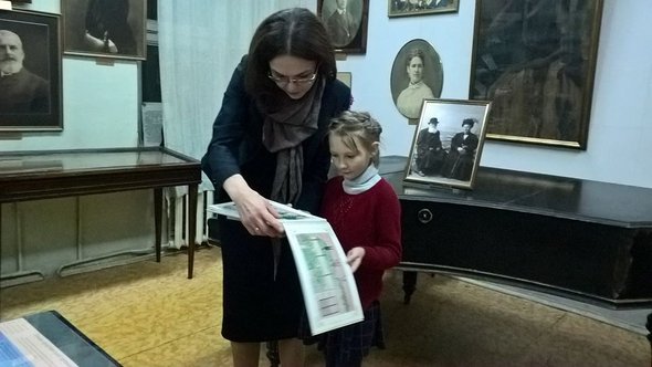 Директор Музея предпринимателей дарит дочке памятные подарки за помощь с составлением вопросов