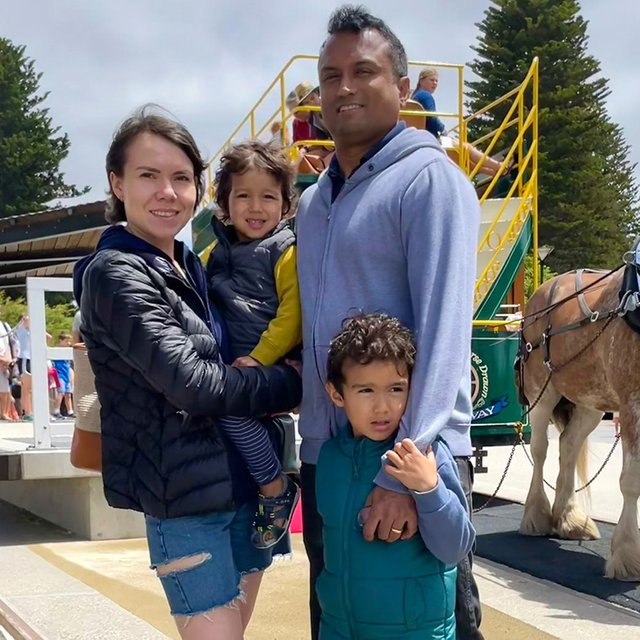 «Оставлять детей до 12 лет одних — уголовное преступление». Россиянка — о родах и материнстве в Австралии