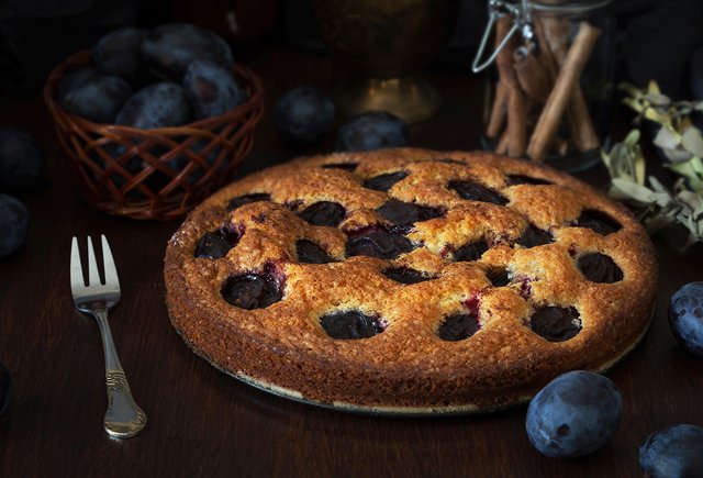 Легендарный сливовый пирог: его просто печь и можно хранить в морозилке