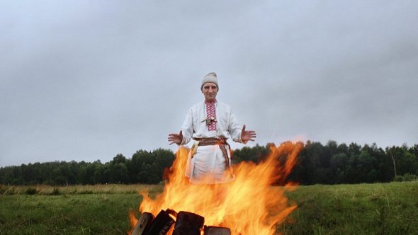 Василий Иванович проводит обряд против лесных пожаров в Сибири
