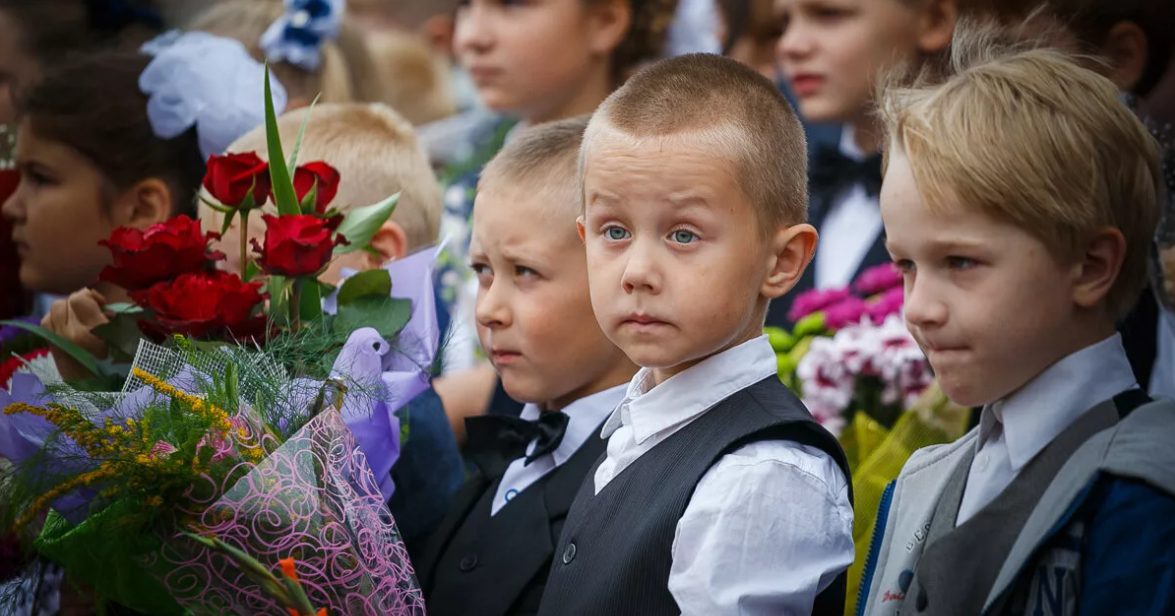 Включи 1 класс дети. Первоклашки на линейке. Первоклассники на линейкк. Первоклассница на линейке. Школьники на линейке.