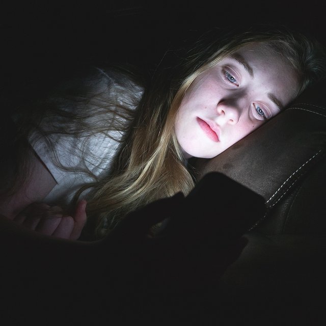 Дочь-подросток замкнулась, все время сидит в темной комнате: что делать родителям