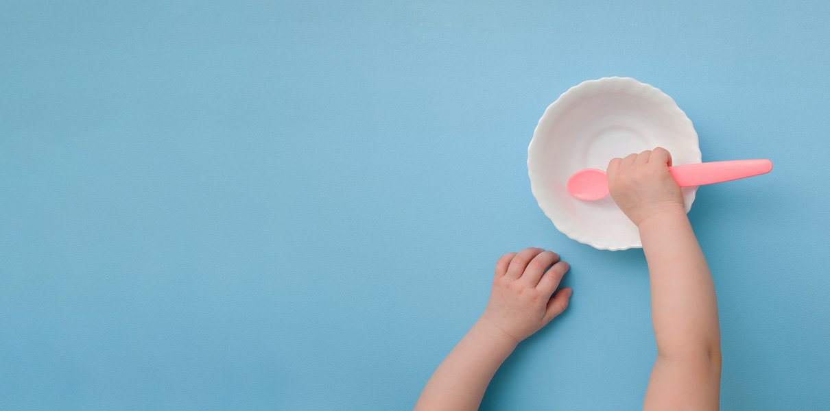 В каком возрасте учить ребёнка есть ложкой и как это делать?