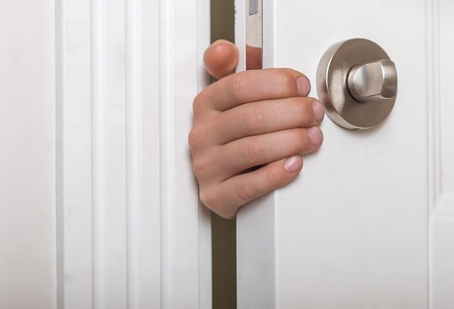 Что делать, если ребенок боится чужих людей?