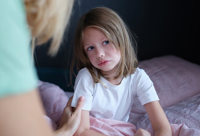 Над ребенком смеялись в садике, и он никак не может это забыть: что делать