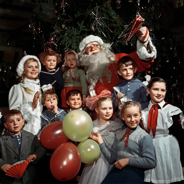 Ёлка из леса, телевизор «КВН», «Песня-90» и Максим Галкин. Новый год с 1940-х до 2010-х — в воспоминаниях очевидцев