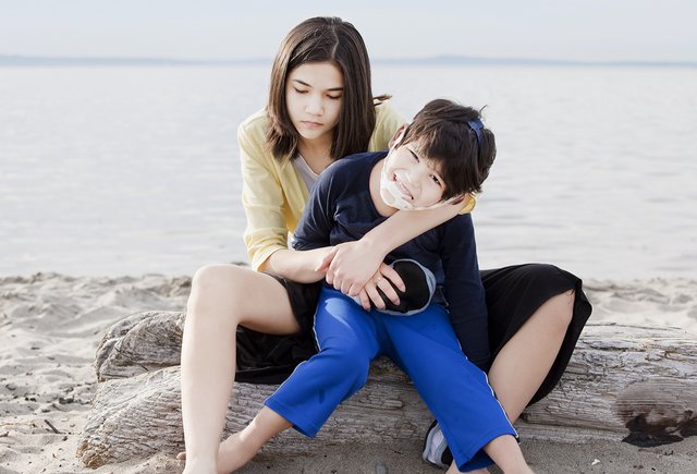 «Можно ли громко смеяться, если мама сегодня плакала?»: как живут братья и сестры тяжелобольных детей