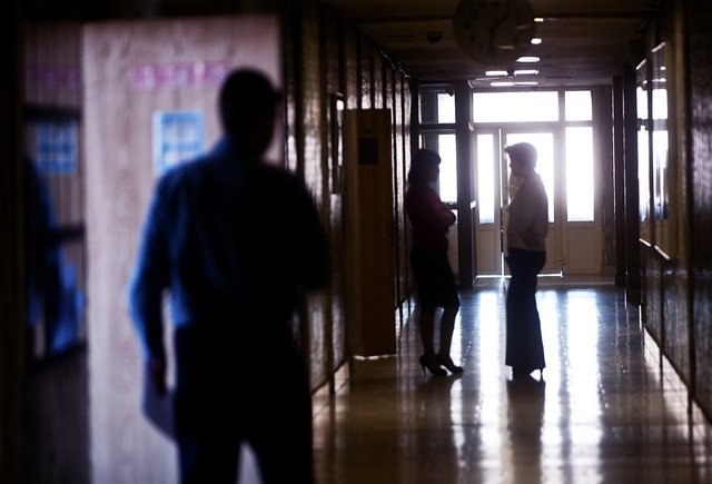 Учителей обязали дежурить на переменах каждый день, мы не успеваем нормально работать. Что делать?