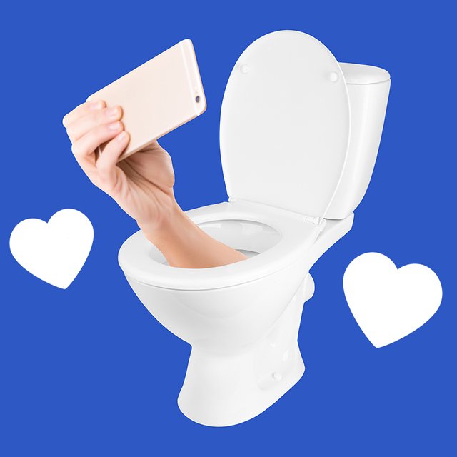 «Сделать так же или круче». Зачем подростки облизывают унитазы ради лайков