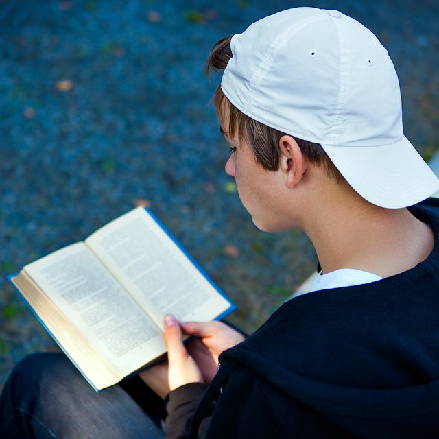 "Такие книги почти не проходят в школе". Как устроена литература для подростков и надо ли её читать