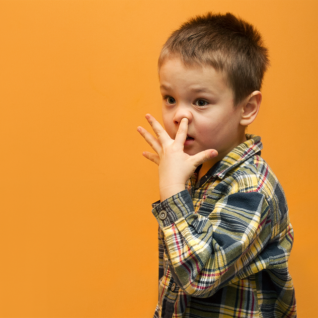 Ковыряет в носу, ест козявки, кусает ногти. Это проблема — или все всё перерастут?